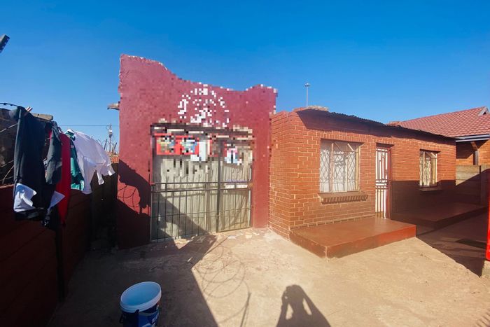 Ecaleni House For Sale: 2 bedrooms, garage, outside rooms, and expansion potential.