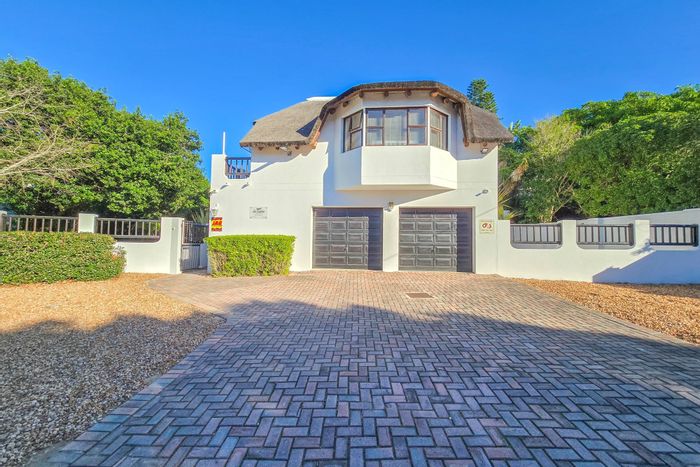 House for Sale in St Francis Bay Village: Pool, garden, self-contained apartment, double garage.