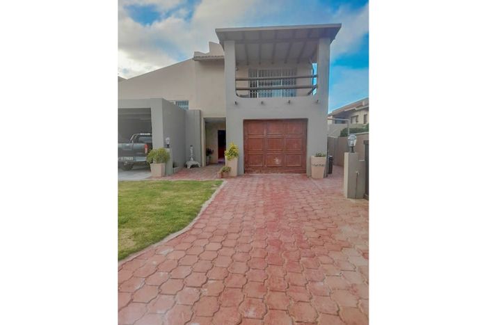 House For Sale in St Francis On Sea: 3 beds, pool, braai room, ocean views.