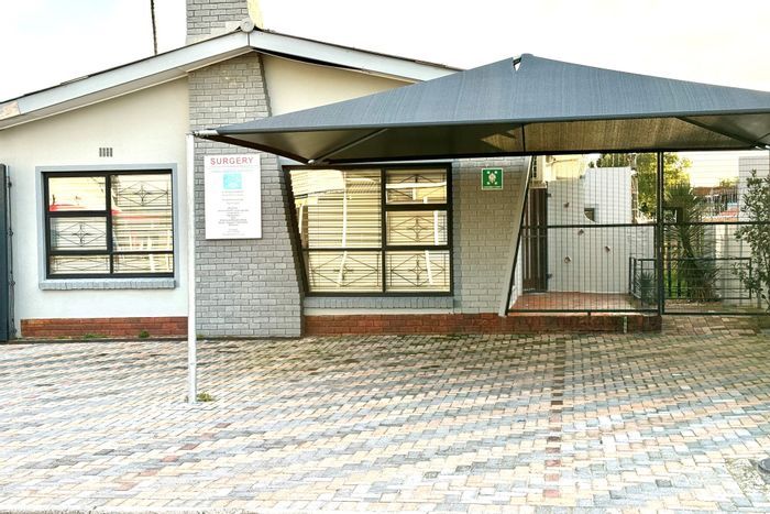 De Kuilen Office To Rent: 108sqm with multiple offices, kitchen, and secure parking.