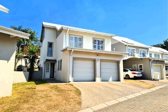 House for Sale in Nelspruit Ext 2: Secure complex, garden, modern kitchen, fiber internet.