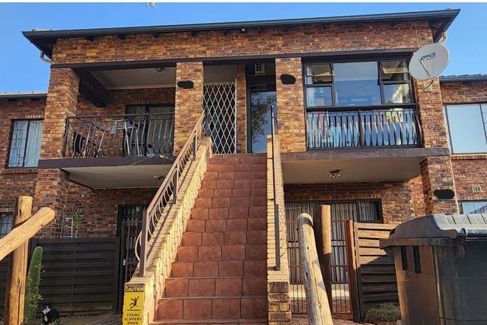 Sonneveld Townhouse For Sale: 2 beds, private garden, pool, clubhouse amenities.