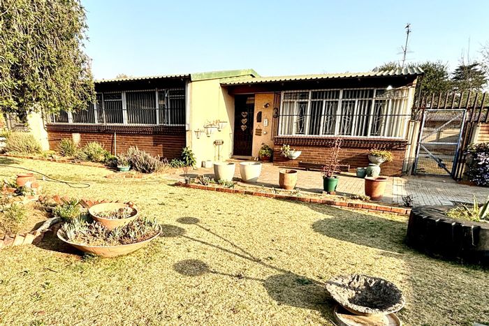 For Sale: 3-bedroom house in Sasolburg Ext 15 with large garages and entertainment area.