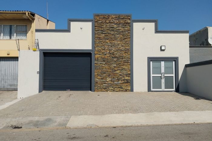 Industrial warehouse to rent in Sidwell with offices, CCTV, and solar system.