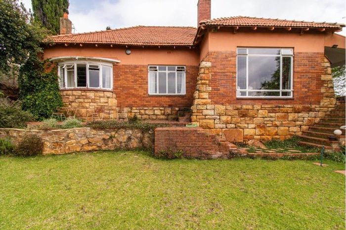 Kensington House For Sale: 3 beds, pool, garden cottage, secure parking.