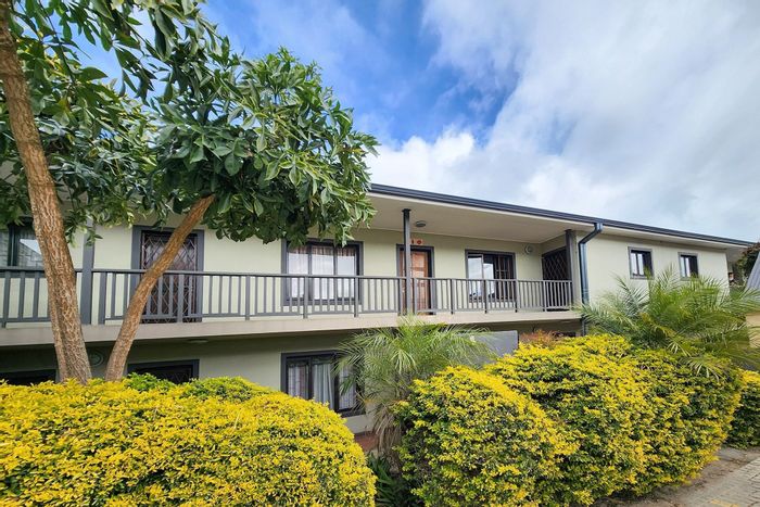 Two-bedroom apartment with balcony, parking, near schools and waterfront in Knysna Central. For Sale.