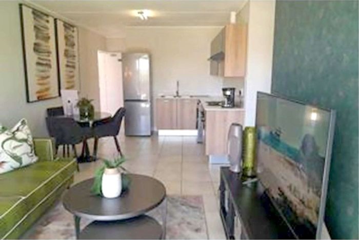 Linbro Park Apartment To Rent: 3 bedrooms, gym, pool, and secure living.