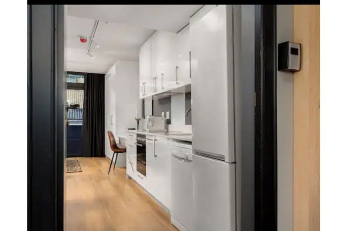 For Sale: Apartment in Cape Town City Centre with rooftop pool and gym access.