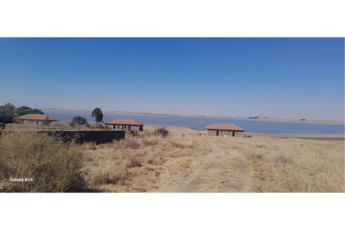 For Sale: 230ha farm in Oranjeville Central with waterfront, multiple houses, and rental potential.