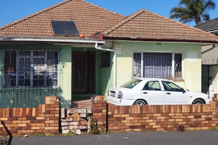 For Sale: House in Parow Valley with 4 bedrooms, garage, and income potential.