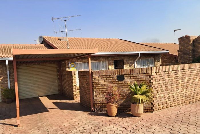 Die Hoewes Townhouse For Sale: 3 beds, no loadshedding, garage, garden, braai.