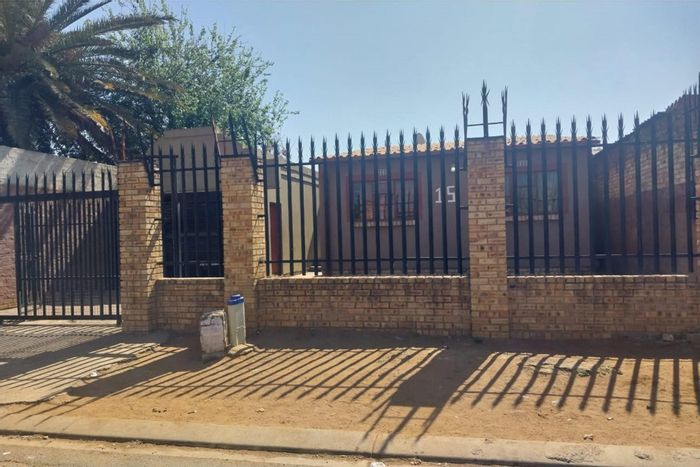 3-Bedroom House in Eldorado Park To Rent with big kitchen and safe parking.