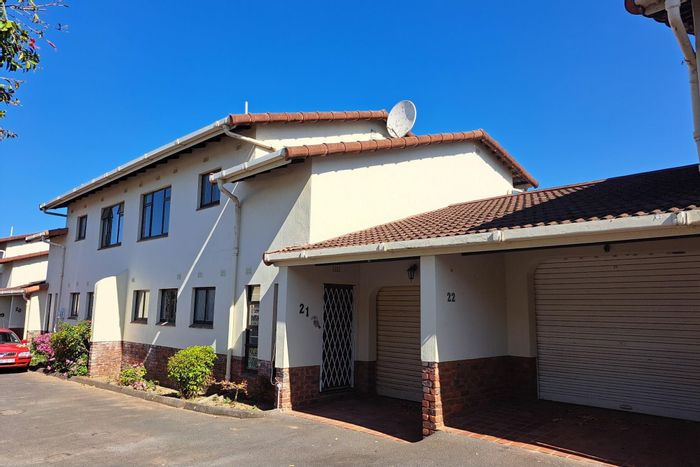 For Sale: Apartment in Umtentweni with 3 beds, courtyard, Jacuzzi, and garage.