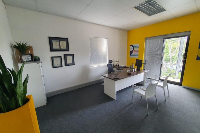 First floor office in Walmer with ample parking and air-conditioned spaces. To Rent.