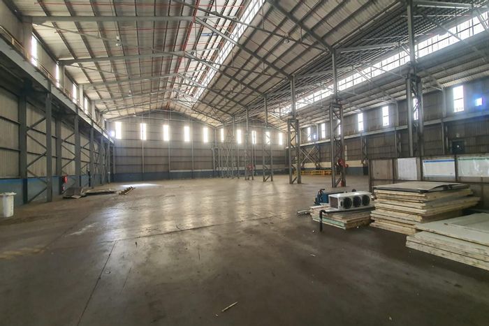 2302m2 Industrial Warehouse To Rent in Sidwell, Secure Park with High Ceilings.