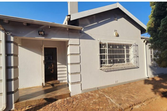 Dalview House For Sale: 3 Bedrooms, Study, Pool, Double Garage, Entertainment Area.