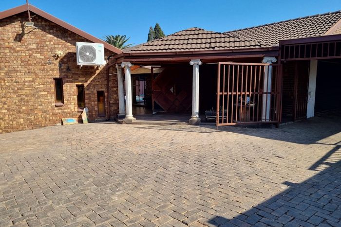 Wierda Park House For Sale: 3 beds, pool, study, solar system, double garage.