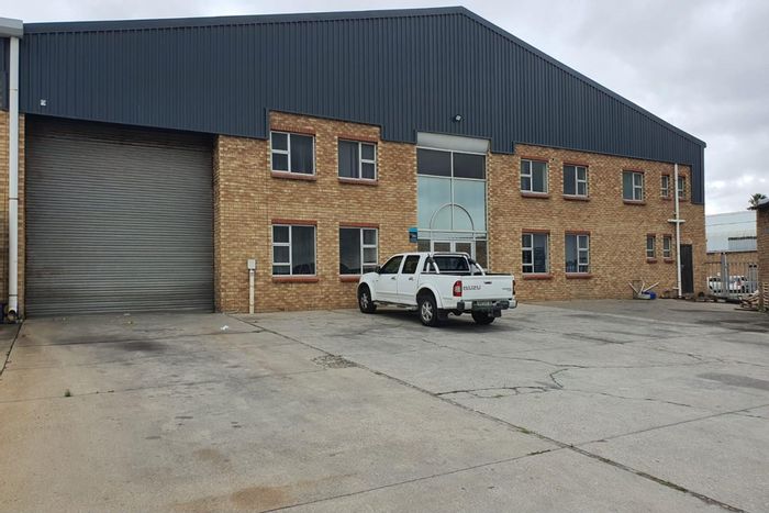 Industrial warehouse in Sydenham to rent: 1500m2, high bay access, secure yard.