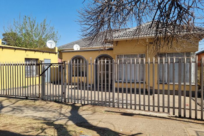 8-bedroom house in Geduld Ext 1 for sale, generating R12,500 rental income.