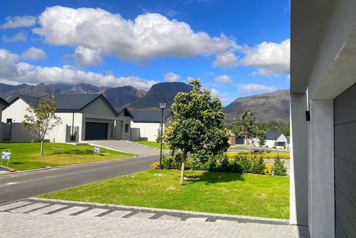 Paarl South House For Sale: 4 bedrooms, security, green spaces, and golf nearby.