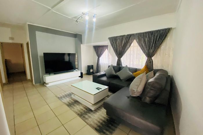 Vanderbijlpark CE Apartment For Sale: 2 bedrooms, balcony, garage, close to amenities.