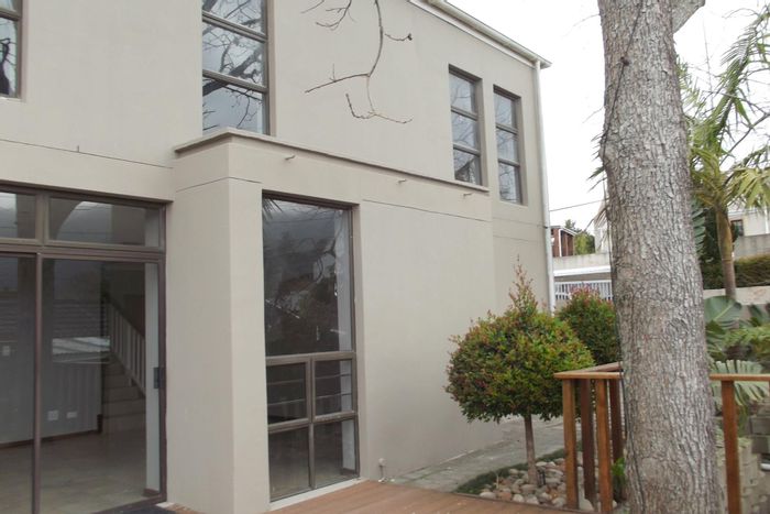 For Sale: Townhouse in Bo Dorp with indoor BBQ, garage, and mountain views.