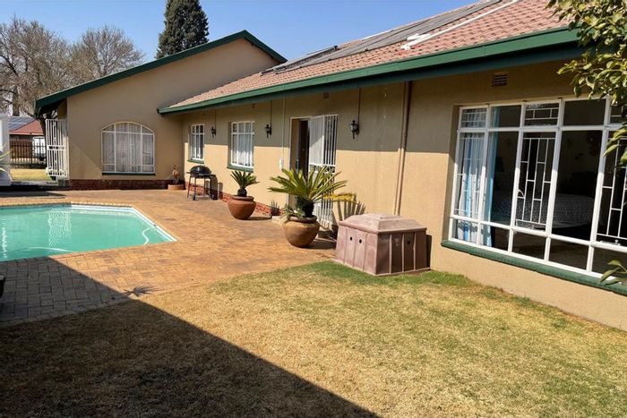 For Sale: Spacious Kriel Central house with pool, flatlet, and ample parking.