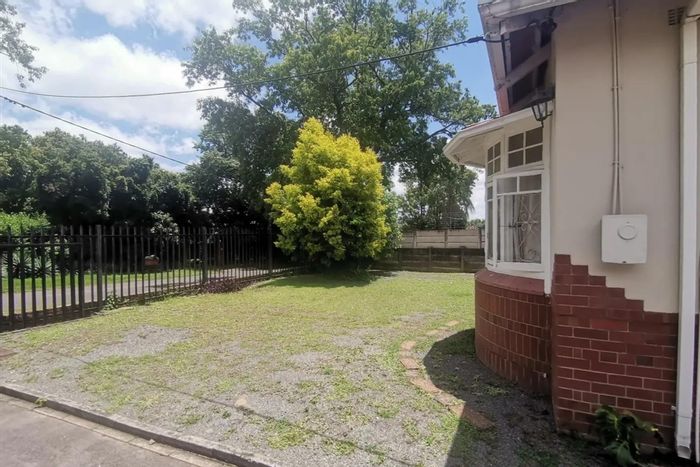 Scottsville House To Rent: Bachelor units, gated parking, near UKZN and amenities.