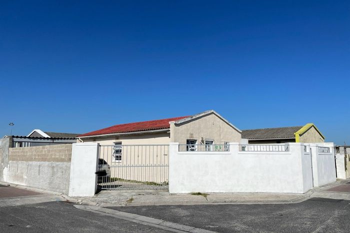 Tafelsig House For Sale: Renovated 3-bedroom, open-plan kitchen, large garage, secure parking.