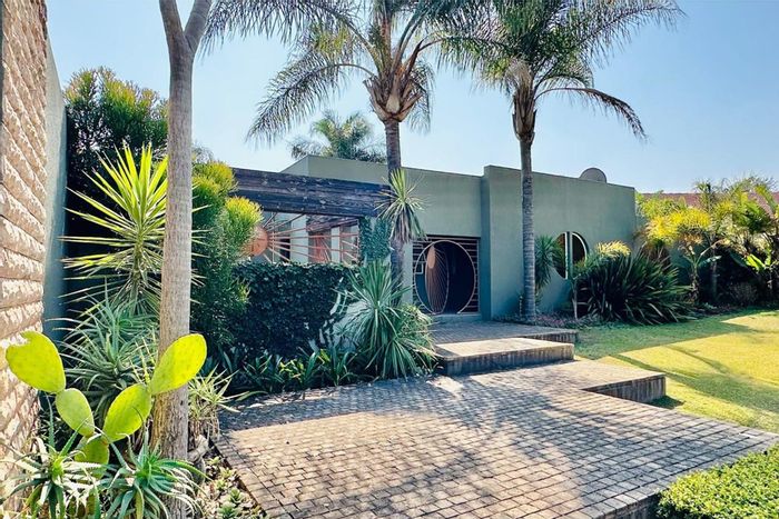 Aviary Hill House For Sale: 3 beds, pool, outdoor lapa, double garage.