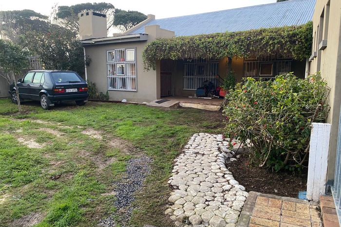 Pine Acres House To Rent: 3 bedrooms, open-plan living, large garden, secure parking.