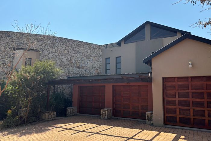 House To Rent in The Hills Game Reserve Estate: 4 bedrooms, pool, study, flatlet.