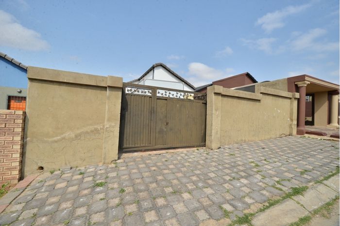 For Sale: House in Fleurhof with 3 bedrooms, security, and paved yard.