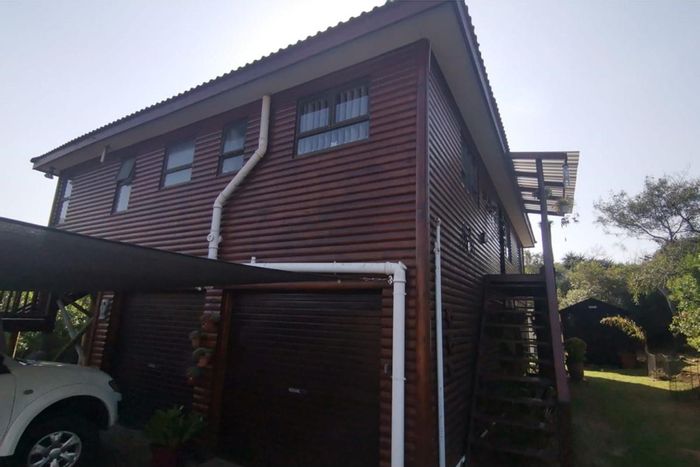 House For Sale in Noorsekloof: Three bedrooms, double garage, outdoor braai area.