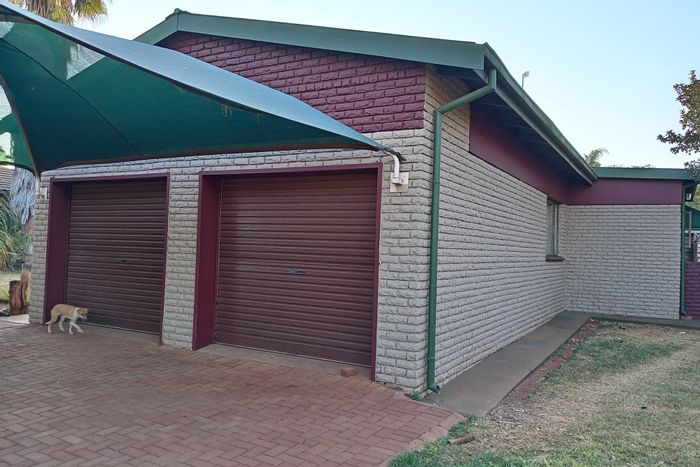 House to Rent in Impala Park: Spacious yard, near N1, ideal for workers.