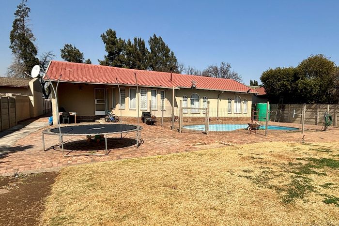 Vaalpark House For Sale: 3 Bedrooms, pool, entertainment area, double garages.