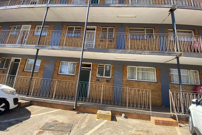 Vanderbijlpark CE Apartment For Sale: 2 bedrooms, garage, balcony, near amenities.