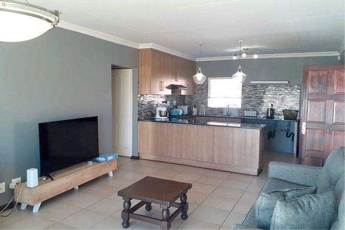 For Sale: Townhouse in Pellissier with open plan living, granite kitchen, prepaid utilities.