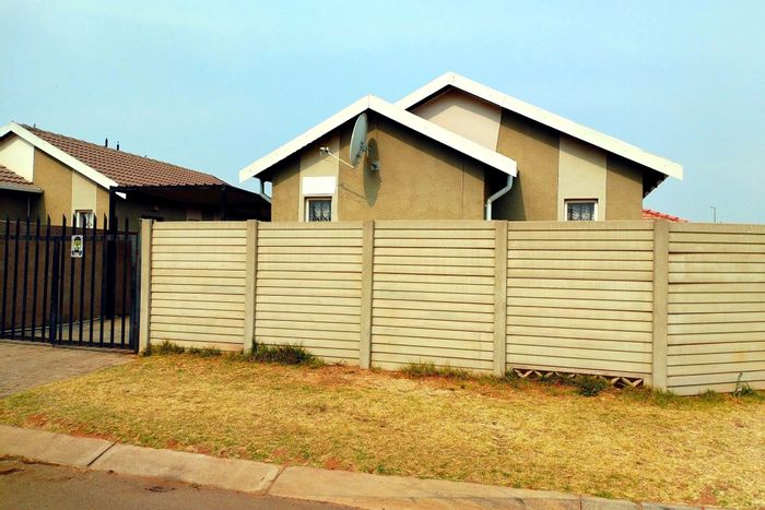 3-bedroom house in Windmill Park for sale with carport, near schools and shops.