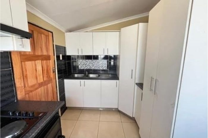 Northdale House For Sale: 3 bedrooms, en-suite, garden, double carport, parking.