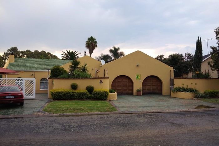 Brackendowns House For Sale: 3 Bedrooms, Pool, Lapa, Security, Close to Amenities.