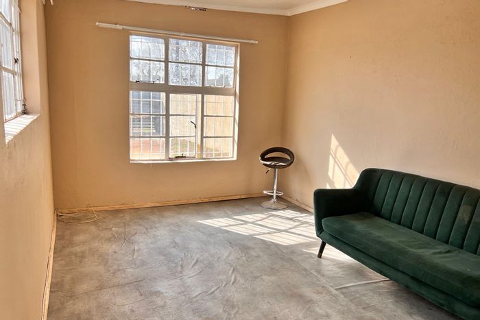 Brakpan Central Apartment To Rent: Open-plan layout, private bathroom, parking, spacious yard.