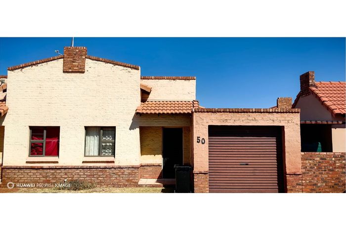 Kathu Central House For Sale: 3 Bedrooms, Air Conditioning, Secure Carport.