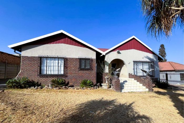 Lambton House For Sale: 3 Bedrooms, Flatlet, Pool, Double Garage, Spacious Living.