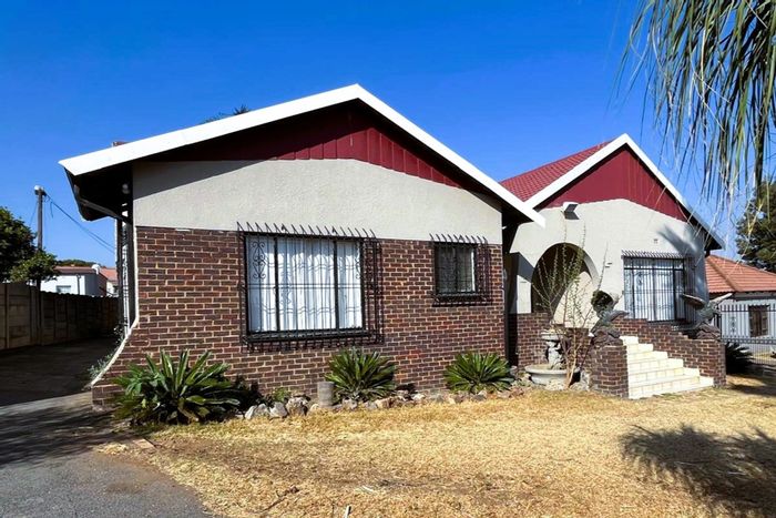 Lambton House For Sale: 3 beds, flatlet, pool, double garage, staff quarters.