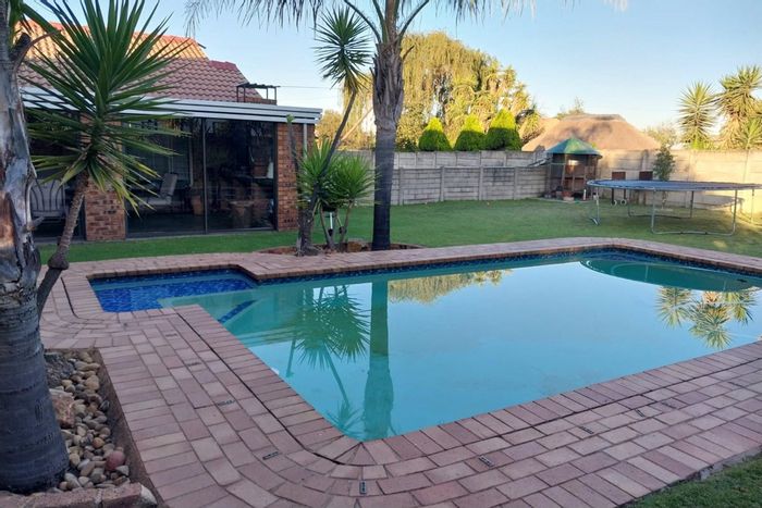 3-bedroom house in Minnebron for sale with pool, bar, and entertainment area.