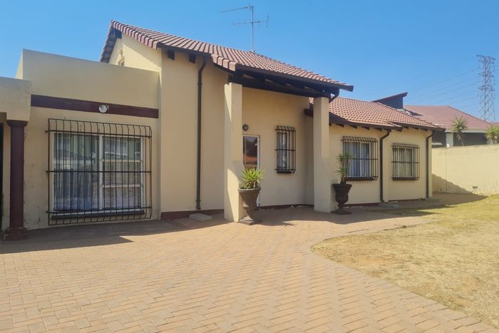 House To Rent in Ormonde: 3 bedrooms, garage, study, yard, braai area.