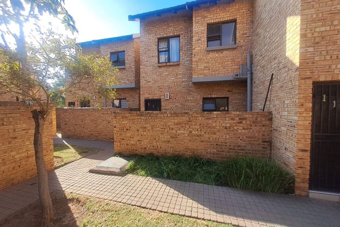 For Sale: Rooihuiskraal North Apartment, 2 beds, secure, pet-friendly, fibre-ready.