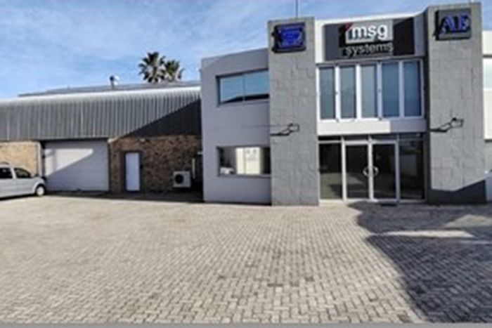 Newton Park To Rent: 815sqm Industrial space with offices, warehouse, and security features.