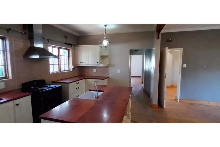 For Sale: Spacious George East house with flatlet, study, indoor braai, double garage.